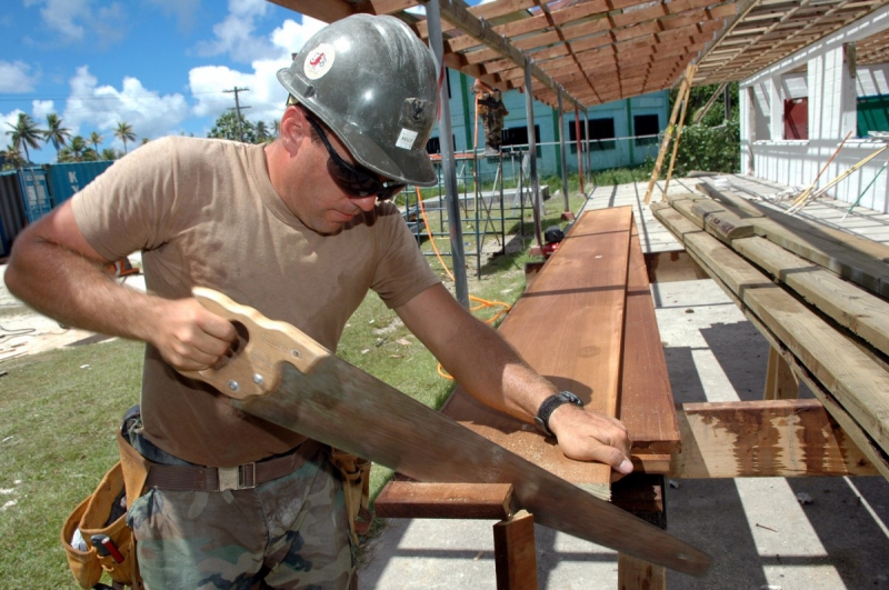 charpentier-PEGOMAS-min_worker_construction_building_carpenter_male_job_build_helmet-893290